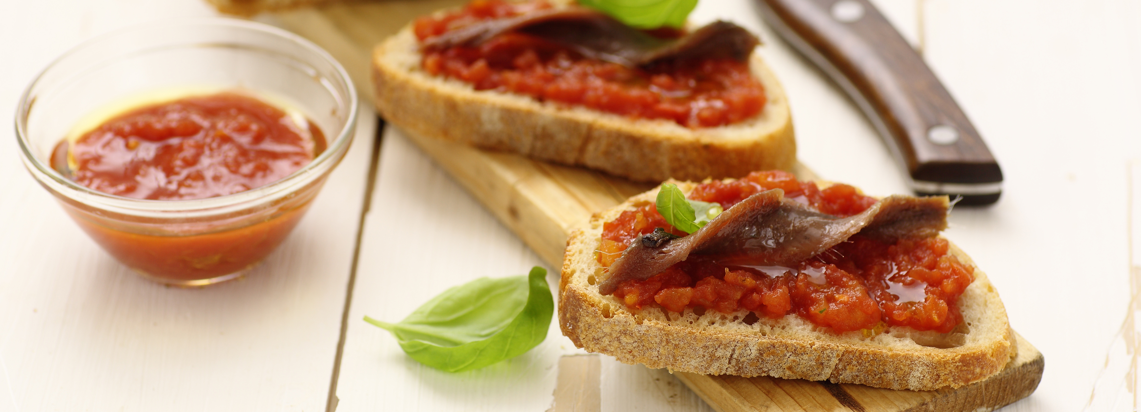 Panbagnà al pomodoro, basilico e acciughe