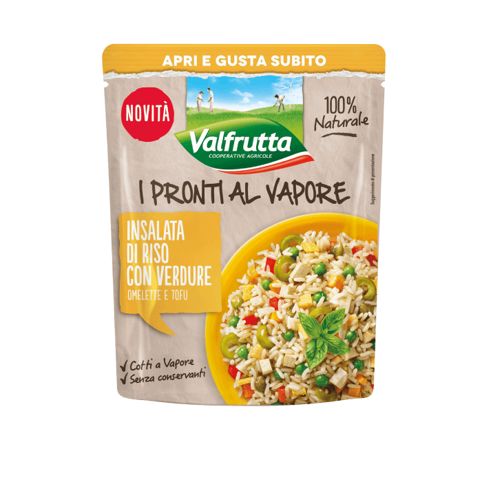 Insalata di riso, verdure, omelette e tofu