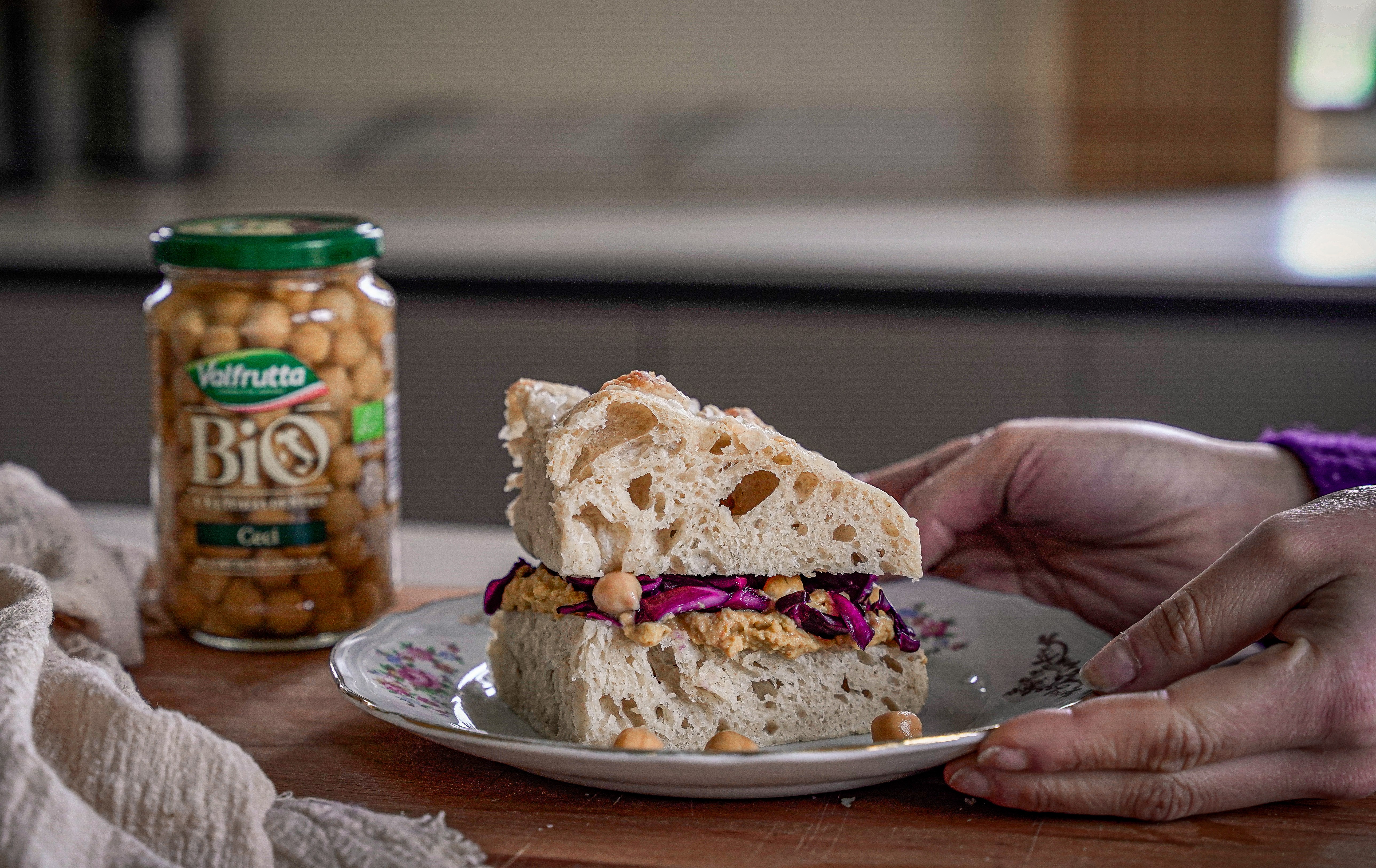 Focaccia con crema di ceci e bucce di carote