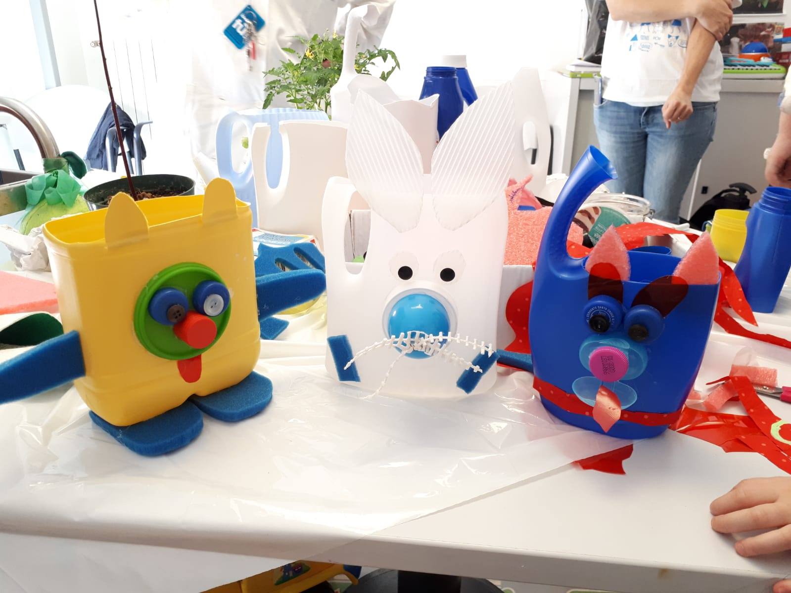 Materiale riciclato diventa giocattoli grazie ai bambini dell'ospedale