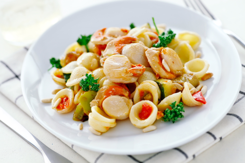 Orecchiette con cappesante e verdure miste