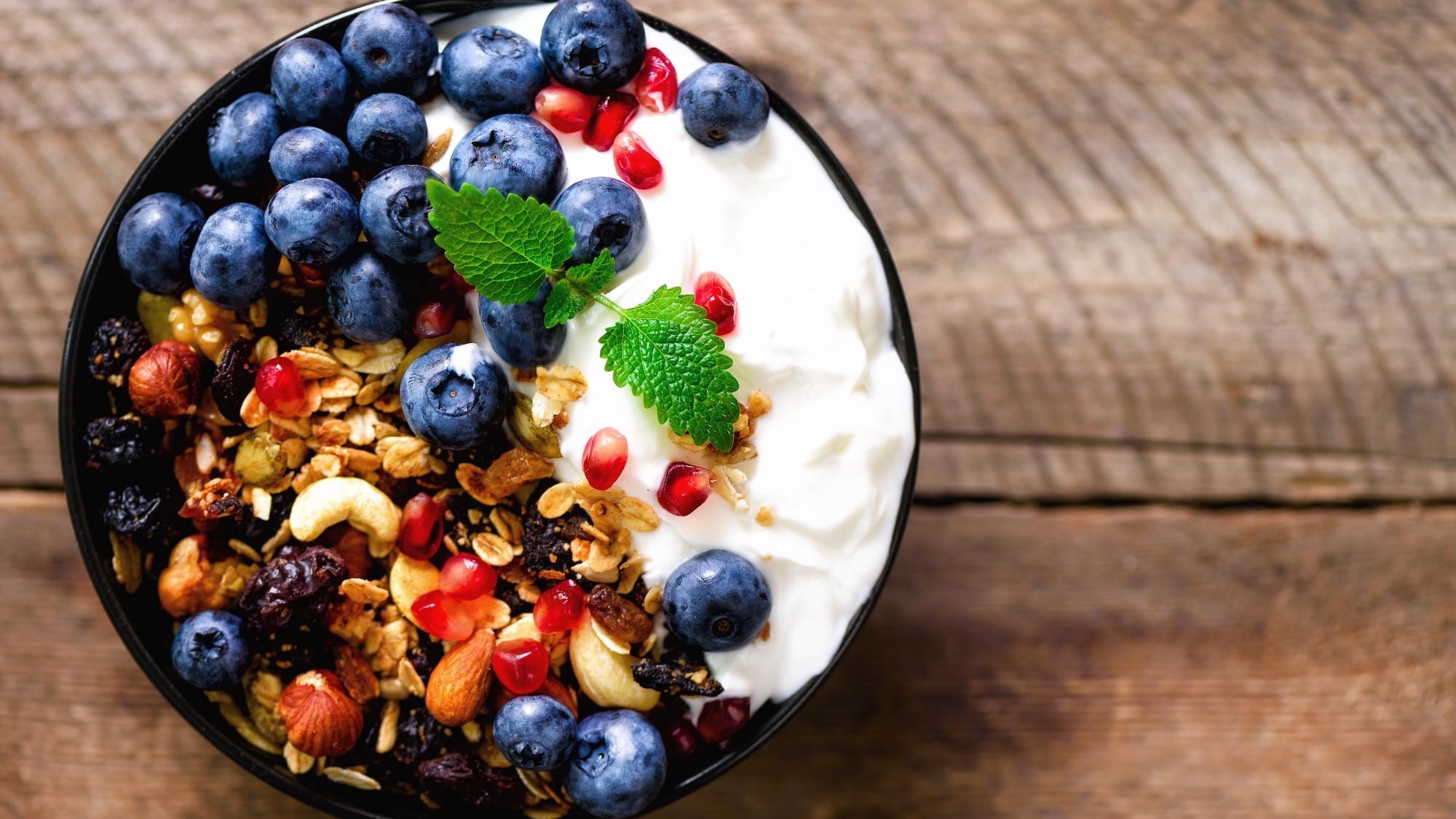 Macedonia gourmet con frutta secca e spezie: 4 ricette originali